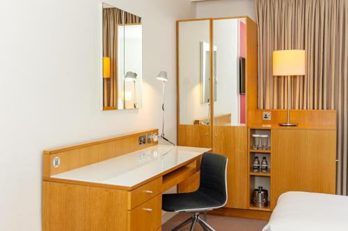 Habitación Queen con una cama individual plegable del hotel Doubletree By Hilton London -tower Of London. Foto 2
