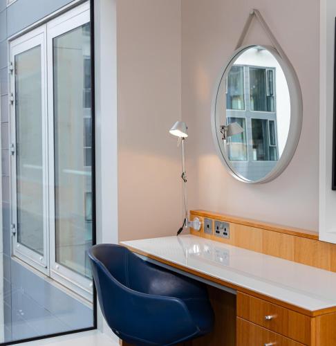 Habitación con cama grande adaptada para personas de movilidad reducida del hotel Doubletree By Hilton London -tower Of London. Foto 3