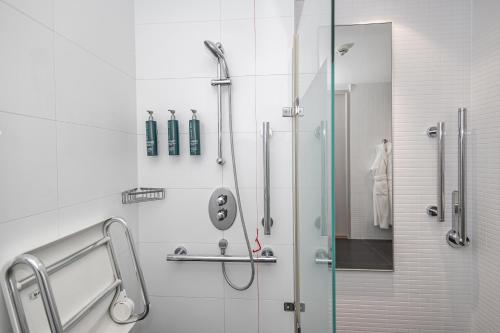 Habitación con cama grande adaptada para personas de movilidad reducida del hotel Doubletree By Hilton London -tower Of London. Foto 4