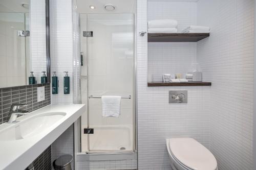 Habitación Executive con cama extragrande y sofá cama individual del hotel Doubletree By Hilton London -tower Of London