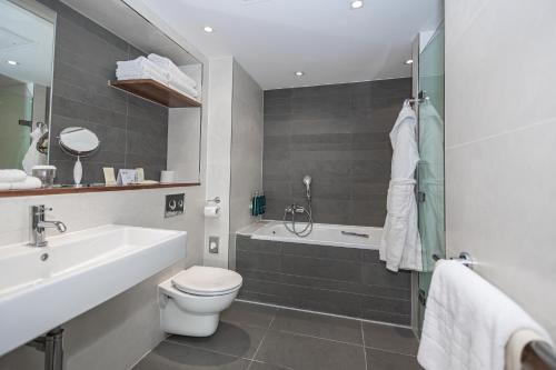 Suite City con cama extragrande del hotel Doubletree By Hilton London -tower Of London. Foto 1