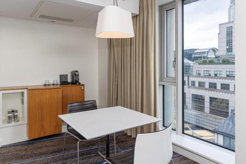 Suite City con cama extragrande del hotel Doubletree By Hilton London -tower Of London. Foto 2