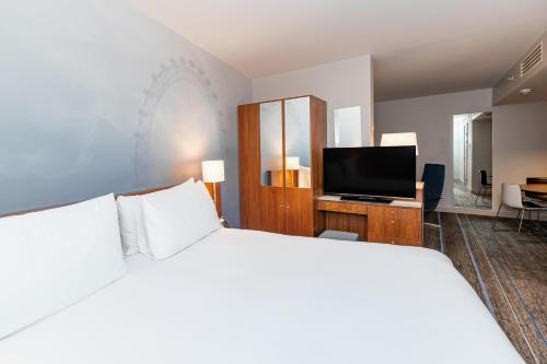 Suite Atrio con cama extragrande del hotel Doubletree By Hilton London -tower Of London