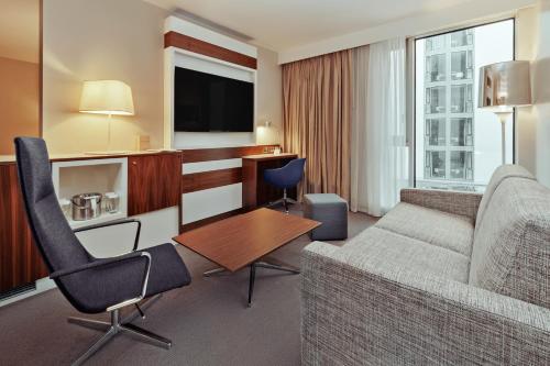 Suite Atrio con cama extragrande del hotel Doubletree By Hilton London -tower Of London. Foto 1