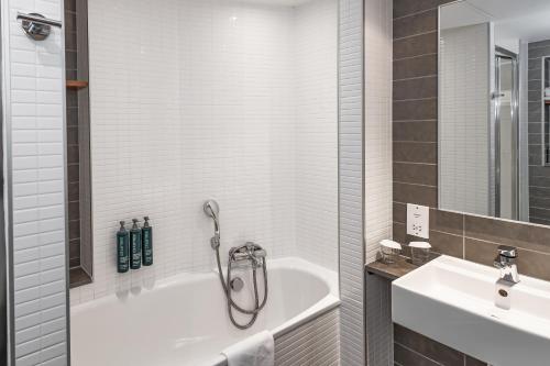 Suite Atrio con cama extragrande del hotel Doubletree By Hilton London -tower Of London. Foto 3