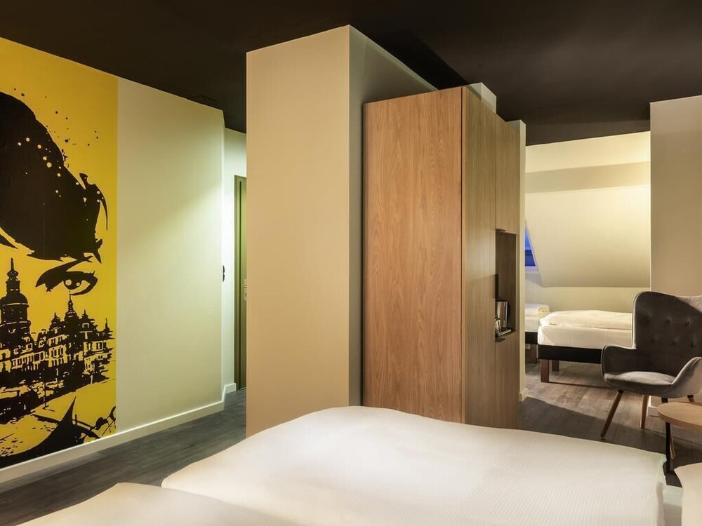 Habitación familiar con 4 camas separadas del hotel ibis Styles Dresden Neustadt