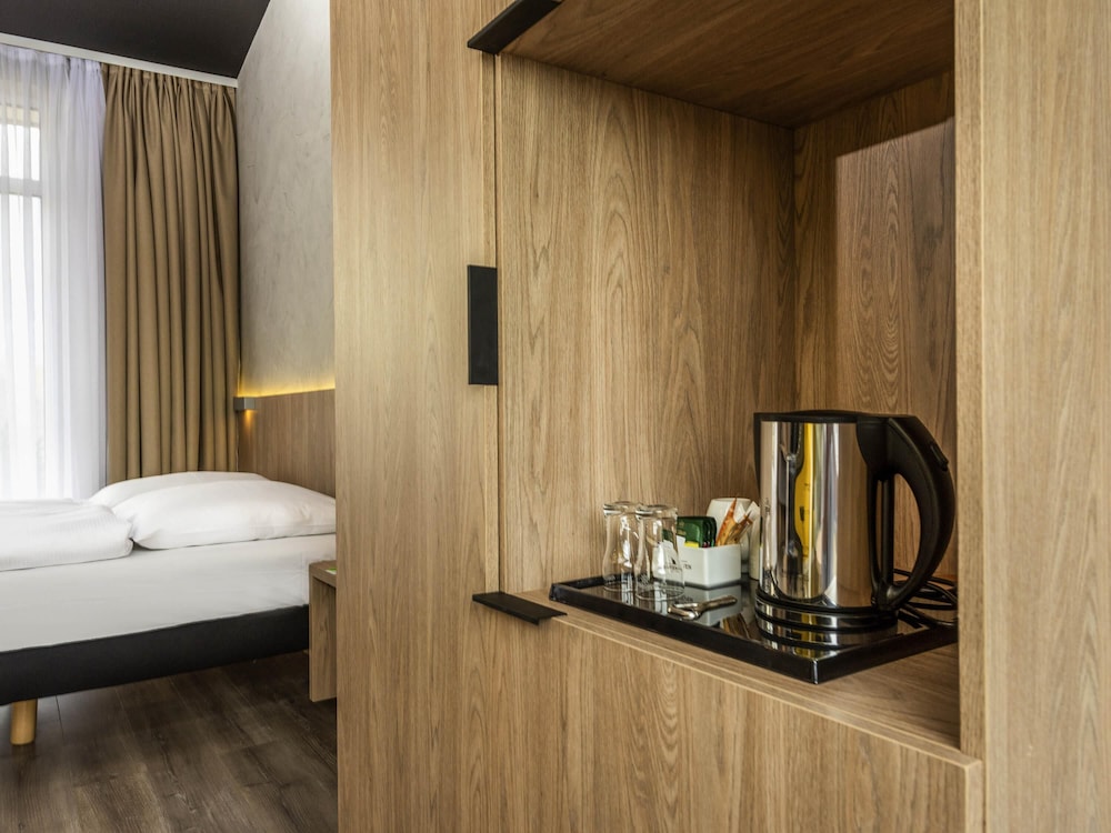 Habitación doble con dos camas separadas del hotel ibis Styles Dresden Neustadt. Foto 1