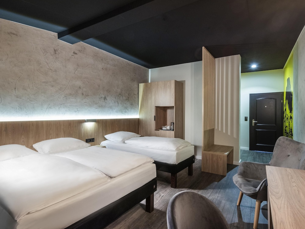 Habitación Triple con una cama doble y una individual del hotel ibis Styles Dresden Neustadt
