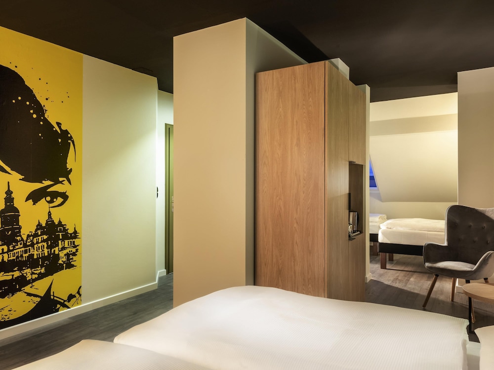 Habitación familiar con 4 camas separadas del hotel ibis Styles Dresden Neustadt. Foto 1