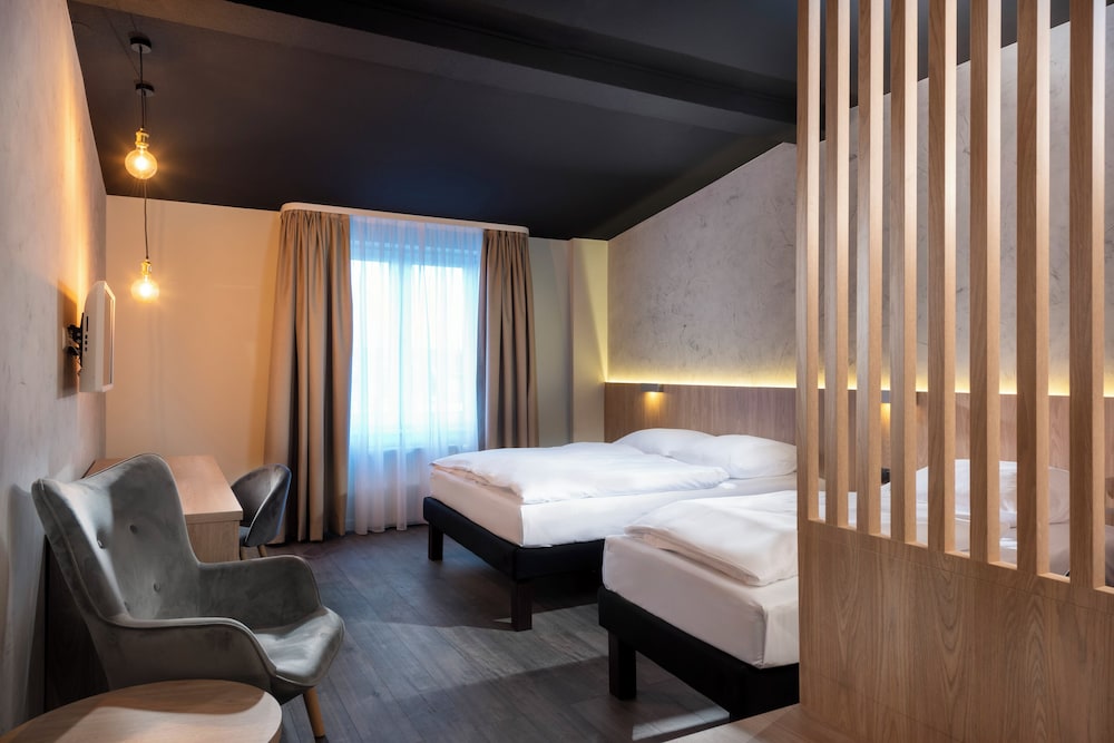 Habitación doble con dos camas separadas del hotel ibis Styles Dresden Neustadt. Foto 3