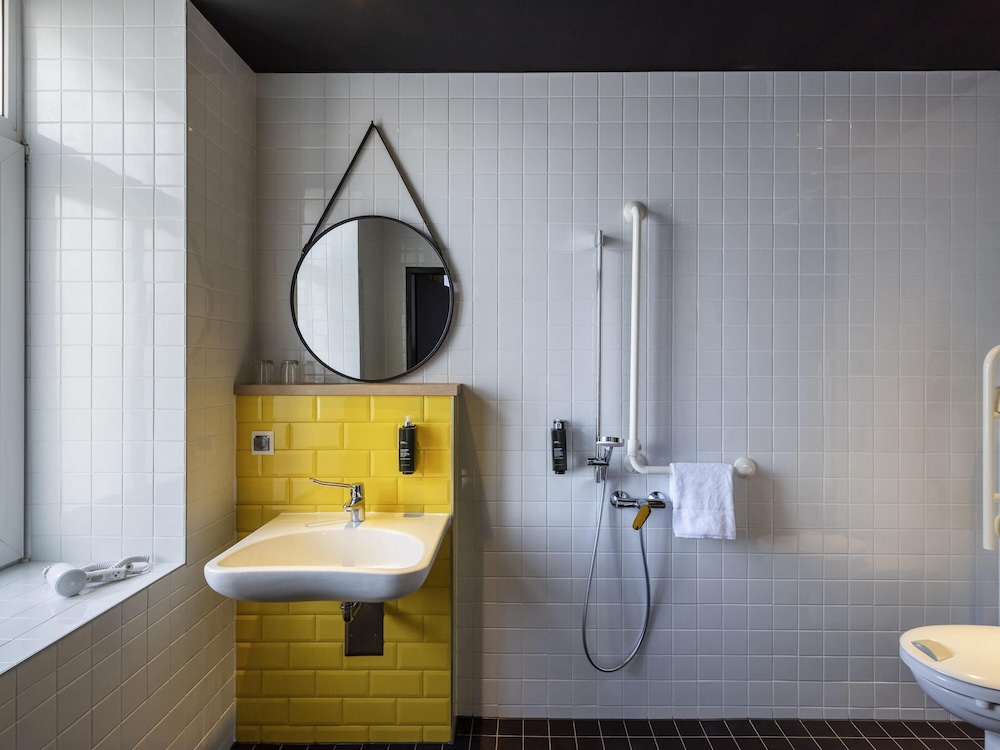 Habitación doble con dos camas separadas del hotel ibis Styles Dresden Neustadt. Foto 4