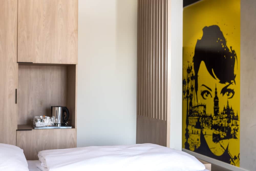 Habitación Triple con una cama doble y una individual del hotel ibis Styles Dresden Neustadt. Foto 4