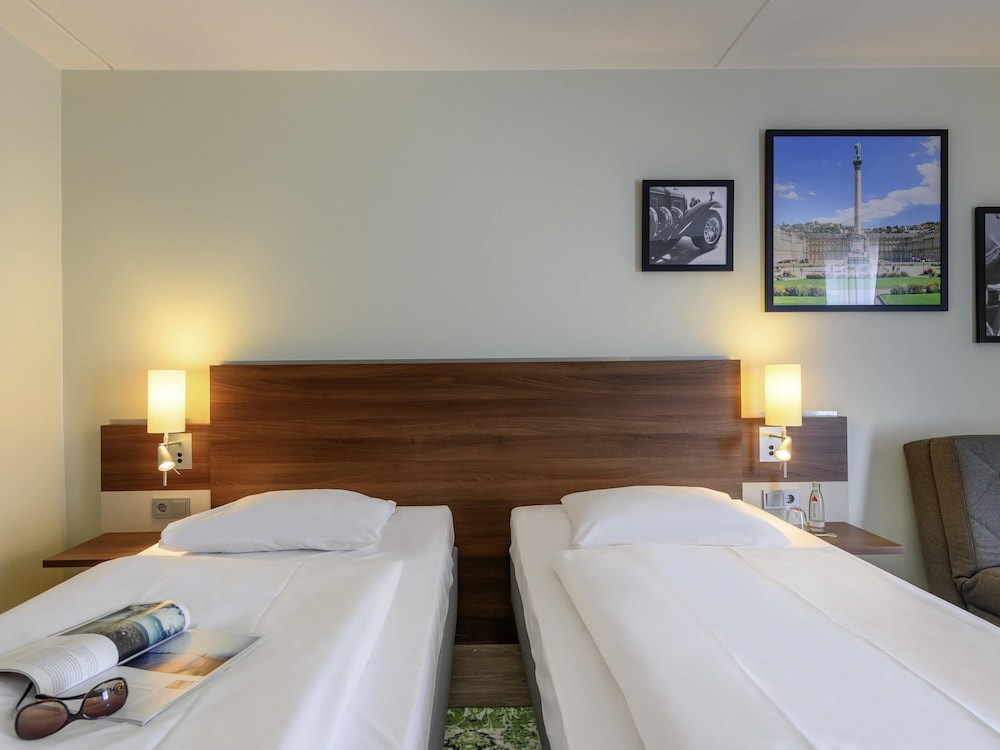Habitación estándar con 2 camas individuales y sofá del hotel Mercure Stuttgart Sindelfingen An Der Messe