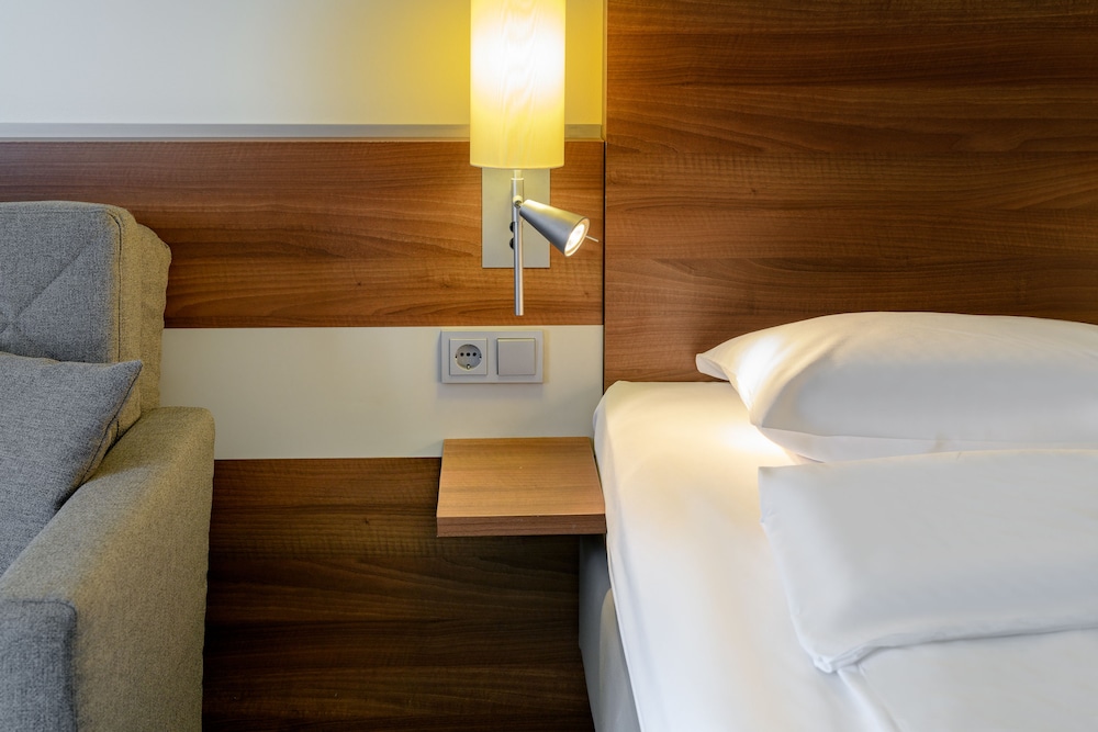Habitación estándar con 2 camas individuales y sofá del hotel Mercure Stuttgart Sindelfingen An Der Messe. Foto 1