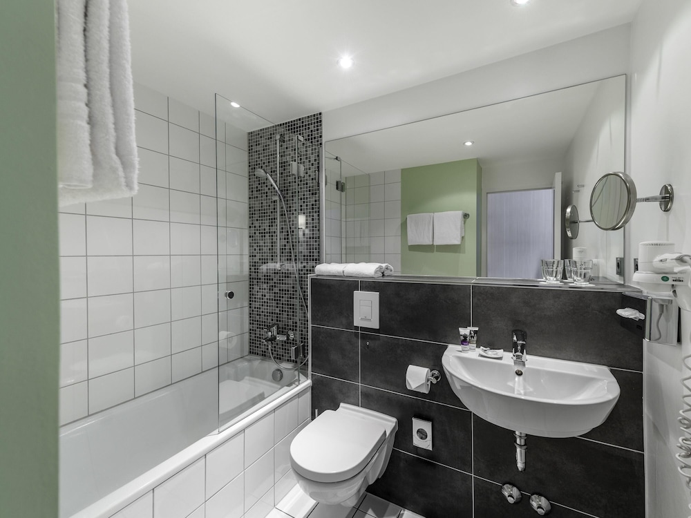 Habitación estándar con 2 camas individuales y sofá del hotel Mercure Stuttgart Sindelfingen An Der Messe. Foto 2
