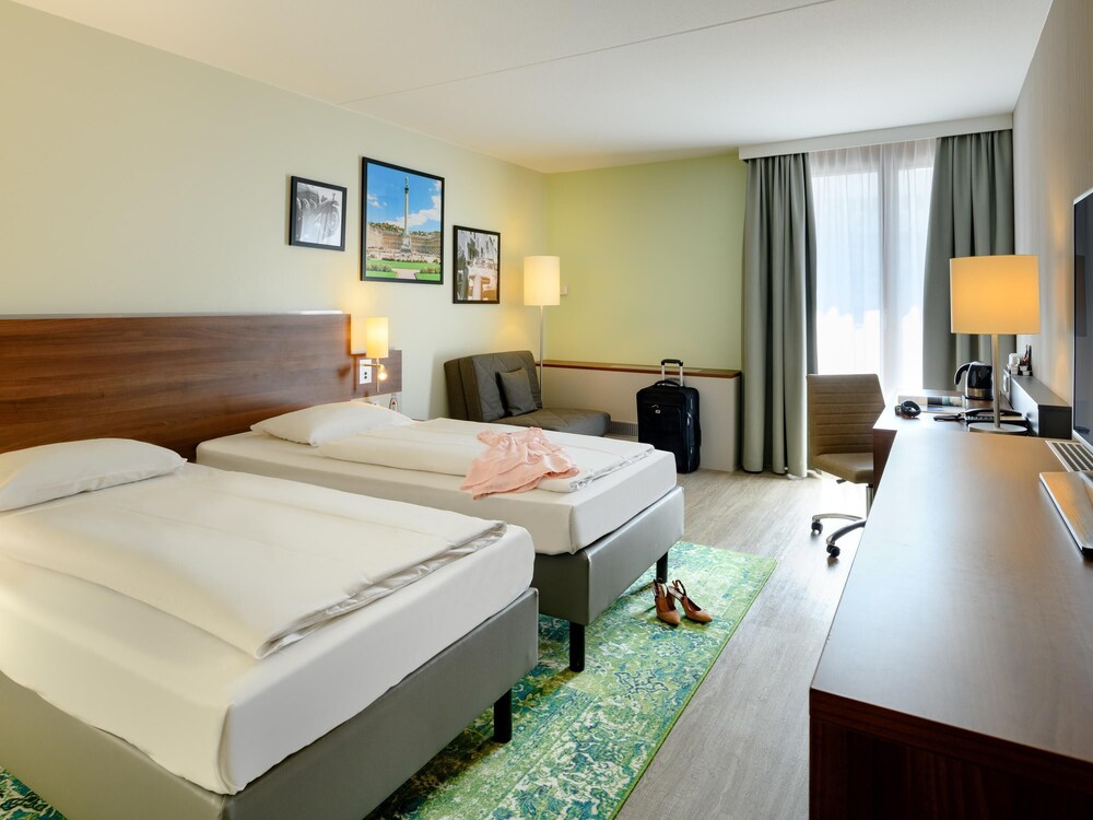 Habitación estándar con 2 camas individuales y sofá del hotel Mercure Stuttgart Sindelfingen An Der Messe. Foto 3