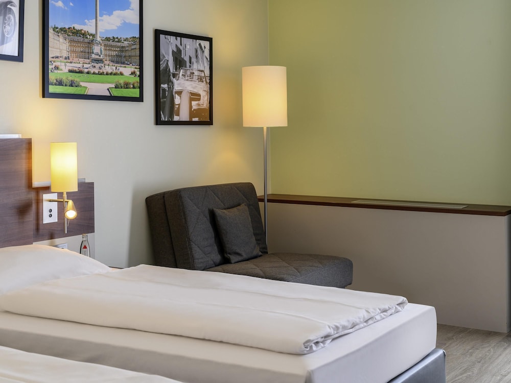 Habitación estándar con 2 camas individuales y sofá del hotel Mercure Stuttgart Sindelfingen An Der Messe. Foto 4