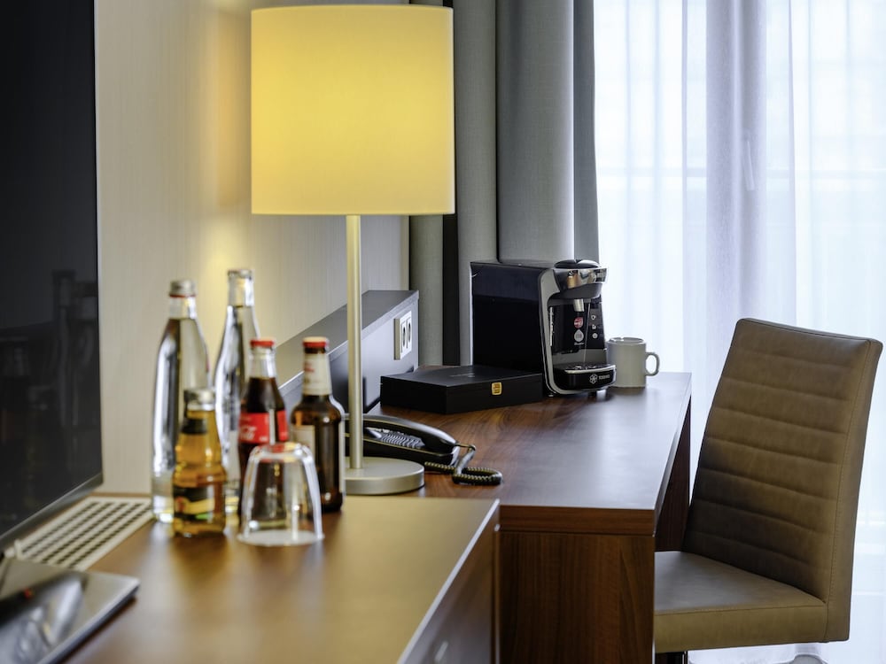 Habitación Privilege con cama Queen y sofá del hotel Mercure Stuttgart Sindelfingen An Der Messe