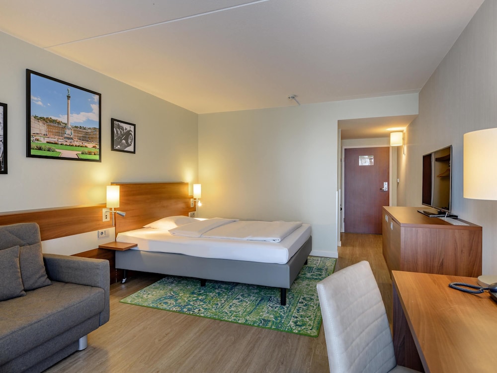 Habitación Privilege con cama Queen y sofá del hotel Mercure Stuttgart Sindelfingen An Der Messe. Foto 3