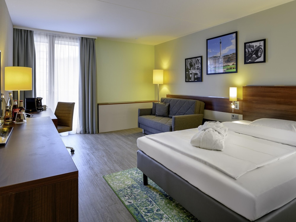 Habitación Privilege con cama Queen y sofá del hotel Mercure Stuttgart Sindelfingen An Der Messe. Foto 4