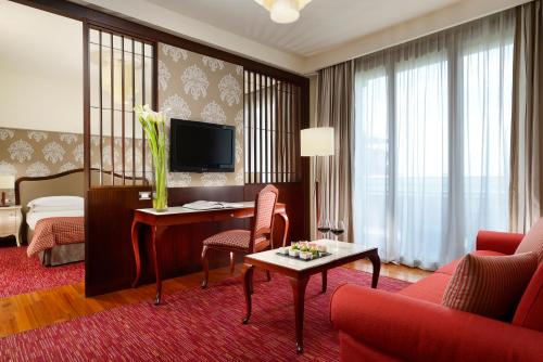 Suite Junior con sofá cama del hotel Unahotels Expo Fiera Milano. Foto 1