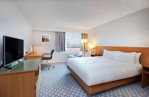 Habitación con cama extragrande del hotel Hilton London Watford. Foto 1
