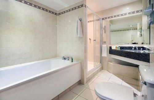 Suite Hilton con cama extragrande del hotel Hilton London Watford