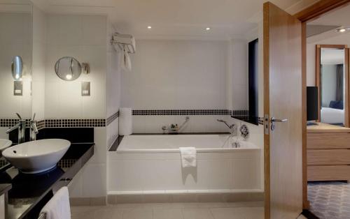 Suite Hilton con cama extragrande del hotel Hilton London Watford. Foto 1
