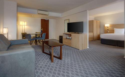 Suite Hilton con cama extragrande del hotel Hilton London Watford. Foto 2