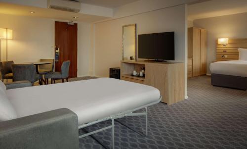 Suite Hilton con cama extragrande del hotel Hilton London Watford. Foto 3
