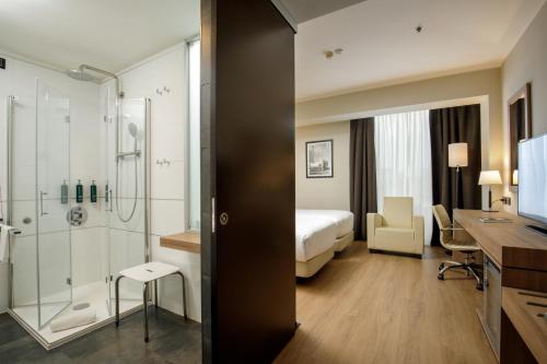 Habitación Doble adaptada para personas de movilidad reducida - 2 camas del hotel Doubletree By Hilton Milan. Foto 4