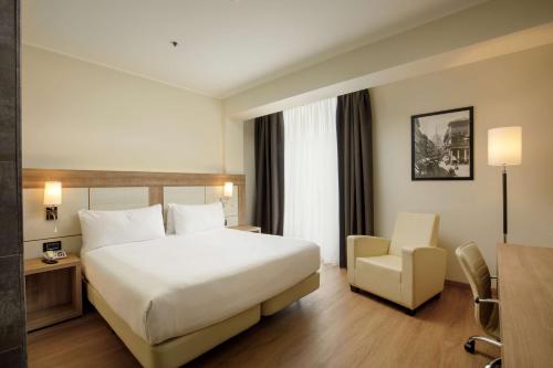 Habitación con cama extragrande del hotel Doubletree By Hilton Milan