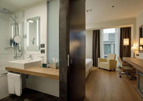 Habitación con cama extragrande del hotel Doubletree By Hilton Milan. Foto 2
