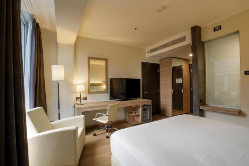 Habitación con cama extragrande del hotel Doubletree By Hilton Milan. Foto 8