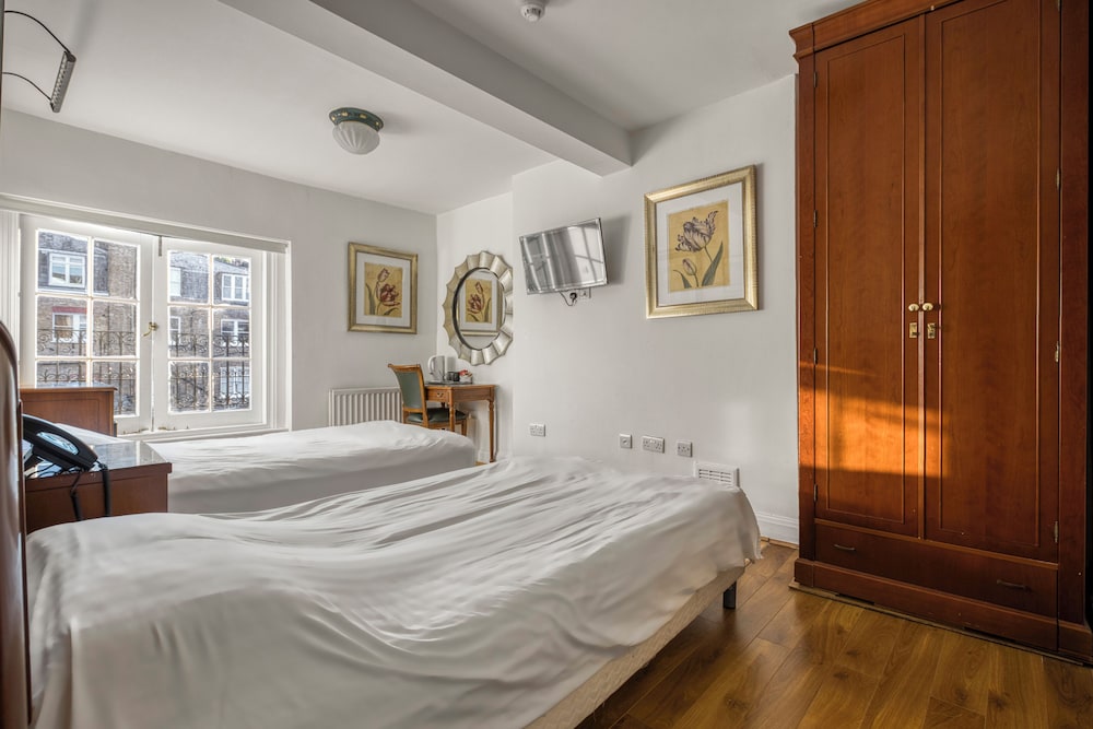 Habitación con 2 camas individuales del hotel Opulence Boutique. Foto 2