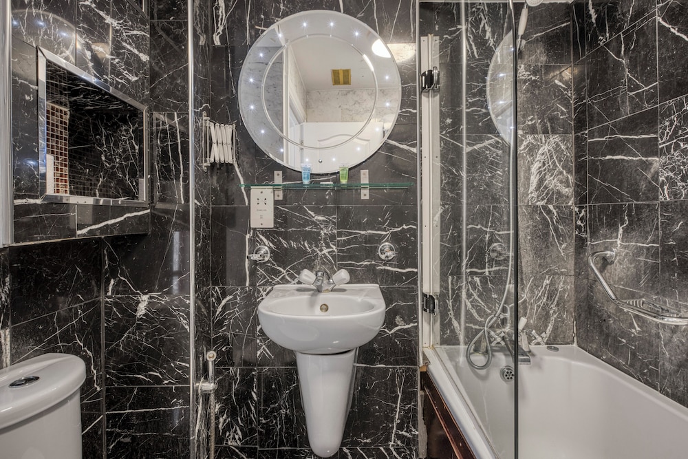 Habitación con 2 camas individuales del hotel Opulence Boutique. Foto 3