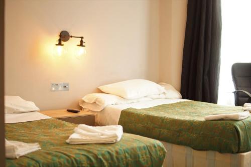 Habitación cuádruple del hotel Plaza hotel. Foto 1