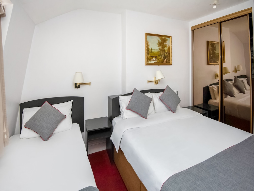 Habitación triple estándar del hotel St George. Foto 3