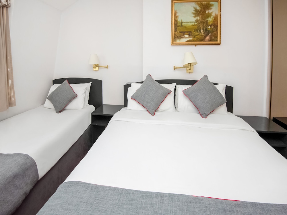 Habitación triple estándar del hotel St George. Foto 5