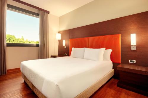 Habitación Clásica con cama extragrande del hotel Zeus Essence Dolce by Wyndham Milan Malpensa. Foto 1