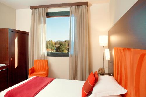 Habitación Clásica con cama extragrande del hotel Zeus Essence Dolce by Wyndham Milan Malpensa. Foto 2