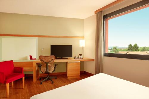 Habitación Clásica con cama extragrande del hotel Zeus Essence Dolce by Wyndham Milan Malpensa. Foto 3