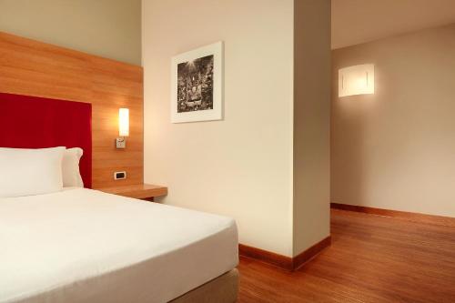 Habitación Clásica con cama extragrande del hotel Zeus Essence Dolce by Wyndham Milan Malpensa. Foto 4