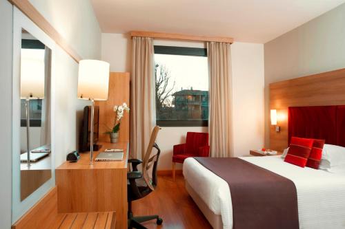 Single Mobility Accessible Room with Roll - In shower del hotel Zeus Essence Dolce by Wyndham Milan Malpensa