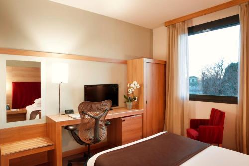 Single Mobility Accessible Room with Roll - In shower del hotel Zeus Essence Dolce by Wyndham Milan Malpensa. Foto 1
