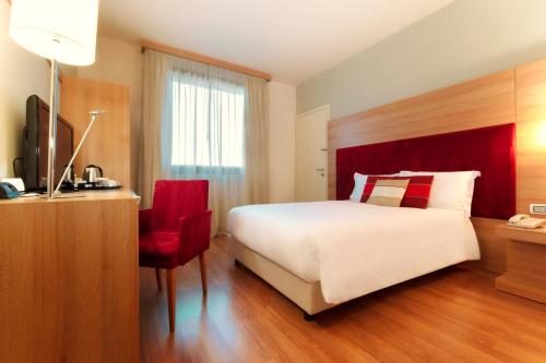 Single Mobility Accessible Room with Roll - In shower del hotel Zeus Essence Dolce by Wyndham Milan Malpensa. Foto 2