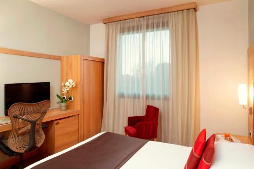 Single Mobility Accessible Room with Roll - In shower del hotel Zeus Essence Dolce by Wyndham Milan Malpensa. Foto 3