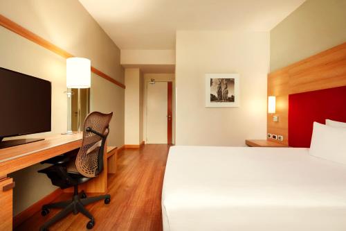 Single Mobility Accessible Room with Roll - In shower del hotel Zeus Essence Dolce by Wyndham Milan Malpensa. Foto 4