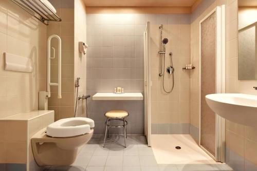 Single Mobility Accessible Room with Roll - In shower del hotel Zeus Essence Dolce by Wyndham Milan Malpensa. Foto 5