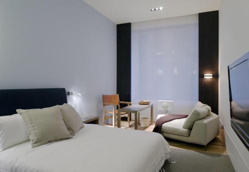 Habitación Deluxe con cama extragrande del hotel Andaz 5th Avenue. Foto 3